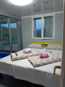 Postel nebo postele na pokoji v ubytování Gyps Vikendica with Swimming Pool and Sauna