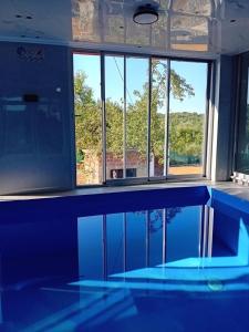 Bazén v ubytování Gyps Vikendica with Swimming Pool and Sauna nebo v jeho okolí