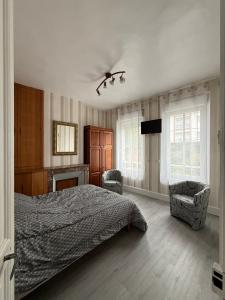 - une chambre avec un lit, deux chaises et une télévision dans l'établissement Villa la surprise, au Tréport