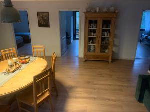SosbergにあるFerienwohnung Schimpfのテーブルと椅子のあるダイニングルームとリビングルーム +6枚の写真