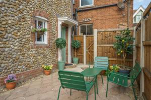 Aed väljaspool majutusasutust Hidden GEM Cottage Central with Parking