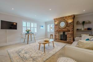 Televiisor ja/või meelelahutuskeskus majutusasutuses Hidden GEM Cottage Central with Parking