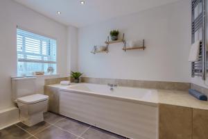 Vannituba majutusasutuses Hidden GEM Cottage Central with Parking +14 fotot