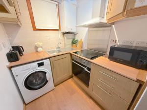Dapur atau dapur kecil di The Garden Gate Cabin +4 gambar