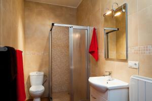 Un baño con inodoro, lavabo y ducha. en El Nido, en Almuñécar 29 fotos más