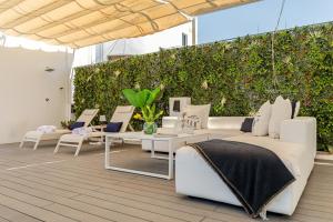 Gambar di galeri bagi ISG Apartments Modern atticpool at the CathedralFree parking di Seville