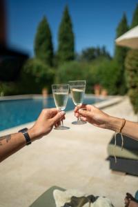 アントレーグ・シュル・ラ・ソルグにあるVilla Libertyの白ワインを2人持ち