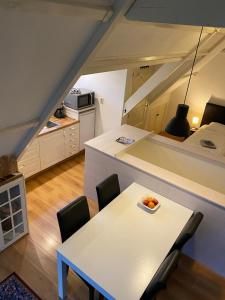 a kitchen and dining room with a white table and chairs at BenBZuiderzee in Hattem