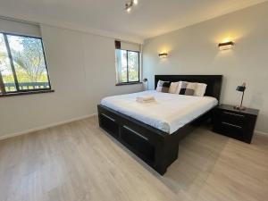 Ένα ή περισσότερα κρεβάτια σε δωμάτιο στο Tropical escape in central location Entire house +27 φωτογραφίες