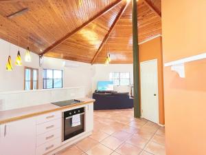 Η κουζίνα ή μικρή κουζίνα στο Tropical escape in central location Entire house