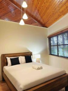 Ένα ή περισσότερα κρεβάτια σε δωμάτιο στο Tropical escape in central location Entire house