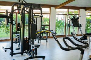 - une salle de sport avec plusieurs tapis de course dans une pièce dotée de fenêtres dans l'établissement Porto Seguro Eco Bahia Hotel, à Porto Seguro