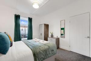 En eller flere senge i et værelse på NEW! 4BR in Stanley