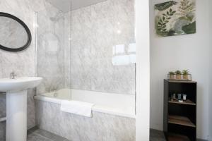 Et badeværelse på NEW! 4BR in Stanley + 44 billeder