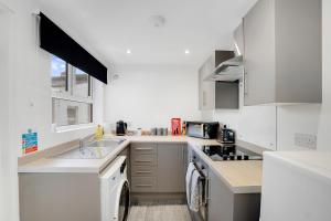 Køkken eller tekøkken på NEW! 4BR in Stanley