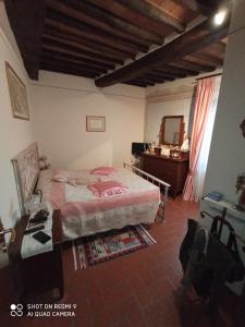 a bedroom with a bed and a dresser at Camera con bagno in Bientina