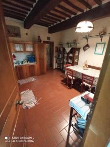 a living room with a table and a dining room at Camera con bagno in Bientina