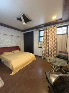 ein Schlafzimmer mit Bett und Deckenventilator in der Unterkunft Awaraj Home Stay in Agra