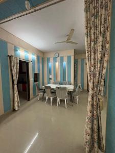 ein Esszimmer mit Tisch und Stühlen in der Unterkunft Awaraj Home Stay in Agra