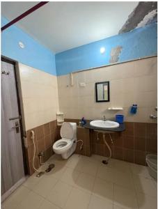 ein Badezimmer mit Toilette und Waschbecken in der Unterkunft Awaraj Home Stay in Agra