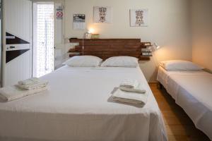 two beds in a bedroom with towels on them at Filuvespri in Comiso