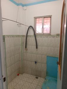スービックにあるViolas Placeの窓のある浴室のシャワー +6枚の写真