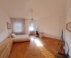 a bedroom with a bed and a desk in a room at NEW Lisa 1, schönes WG-Zimmer, zentral in Pforzheim in Pforzheim
