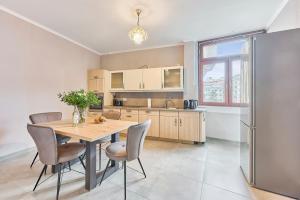 a kitchen with a table and chairs and a refrigerator at NEW Lisa 1, schönes WG-Zimmer, zentral in Pforzheim in Pforzheim +4 photos