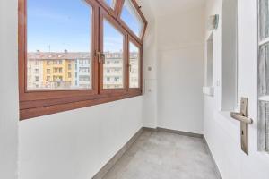 a room with a window with a view of a city at NEW Lisa 1, schönes WG-Zimmer, zentral in Pforzheim in Pforzheim