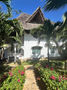 uitzicht op het huis vanuit de tuin bij villa luna in Watamu