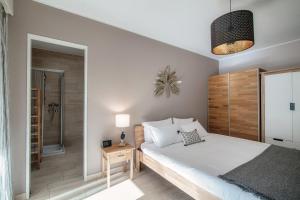 a bedroom with a large bed and a shower at Terrazza Paradiso by Quokka 360 - Spacious Design Flat with Terrace in Paradiso
