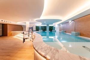 ラ・カラ・デ・ミハスにあるLuxury 2BD Flat - Pools - Parking - Spa - Gymのバスタブ付きのホテルの部屋のプール