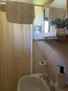 łazienka z umywalką i oknem w obiekcie Cabaña Cordón Situación w mieście Trevelín +17 zdjęć