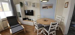 TV a/nebo společenská místnost v ubytování Hiddes Hus - Ferienwohnung Fuhrmann
