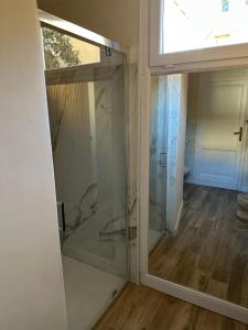 y baño con ducha de cristal y ventana. en Lovely Rome Suite, en Roma