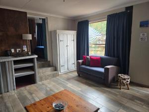 een woonkamer met een bank en een tafel bij The Pot in Pretoria