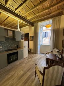 Una sala de estar con una mesa y una cocina. en Lovely Rome Suite, en Roma 22 fotos más