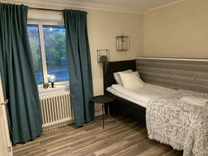 un dormitorio con una cama y una ventana en Brinkeboda Wärdshus, en Mörsil