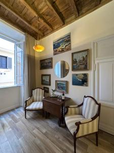 una sala de estar con una mesa y dos sillas en Lovely Rome Suite, en Roma