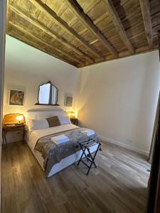 Un dormitorio con una cama y un techo de madera. en Lovely Rome Suite, en Roma