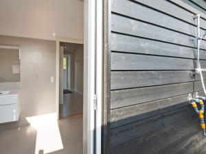 ロモ・キルケビーにある12 person holiday home in Rømøのバスルーム(納屋の引き戸、キッチン付)