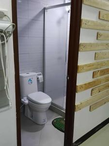 ein Badezimmer mit Toilette und Dusche in der Unterkunft D'Builders Rooms Hotel in Sampong