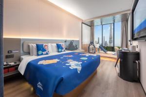 広州市にあるAtour Light Hotel Guangzhou Pazhou Exhibition Canton Tower Subway Stationの大型ベッド1台(青い毛布付)が備わる客室です。 +56枚の写真