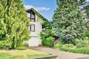 a white house with trees in front of it at Waldblick Hilgert - Moderne FeWo im Westerwald 