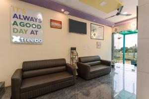 - une salle d'attente avec 2 chaises et une télévision dans l'établissement Treebo SNS Grand Inn, à Yelagiri 38 autres photos
