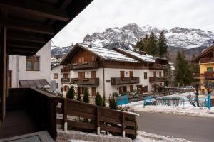 Nespecifikovaný výhled na hory nebo výhled na hory při pohledu z chaty