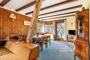 Una sala de estar con una mesa y sillas y un televisor. en Ferienwohnung an der Lauter, en Indelhausen