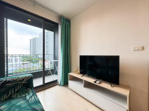 Μια τηλεόραση ή/και κέντρο ψυχαγωγίας στο Value Stay in BKK 3 Pools,Family Friendly
