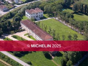 an aerial view of a large white house on a field at La Barchessa di Villa Pisani in Lonigo