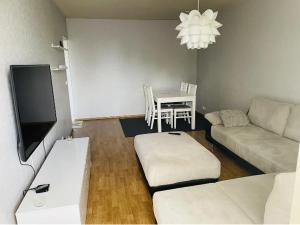 una sala de estar con un sofá y una mesa en Kotimaailma - High-quality furnished apartment, en Seinäjoki